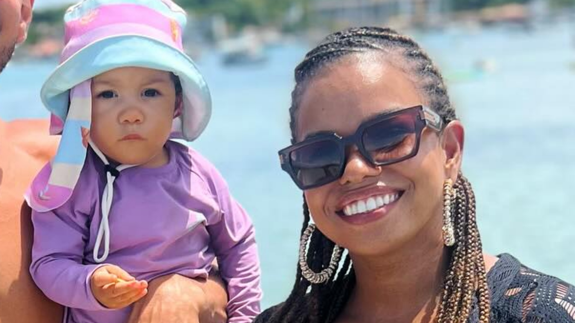 Jeniffer Nascimento curte passeio de barco com o marido e a filha