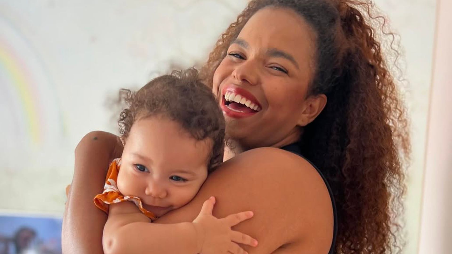 Jeniffer Nascimento exibe registro fofo com a filha, Lara, e encanta a web