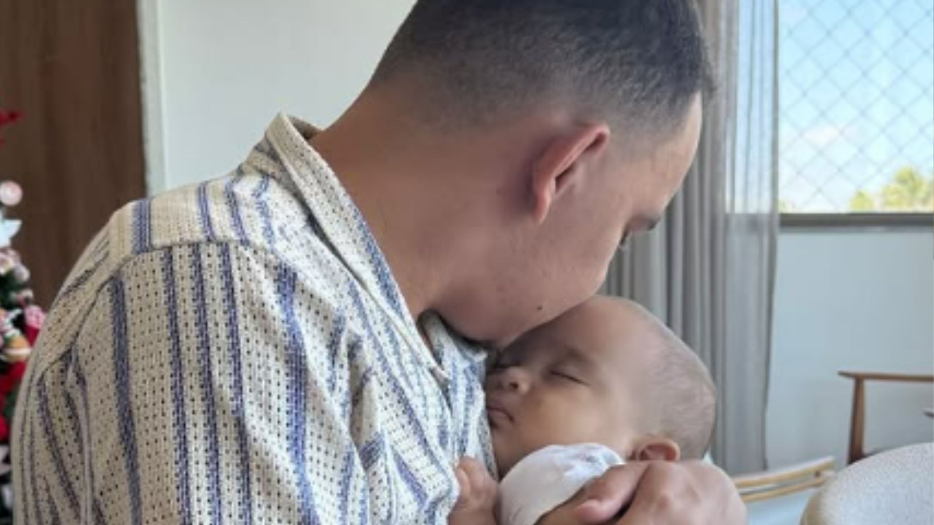 Ary Mirelle encanta internautas com registro de João Gomes com o filho