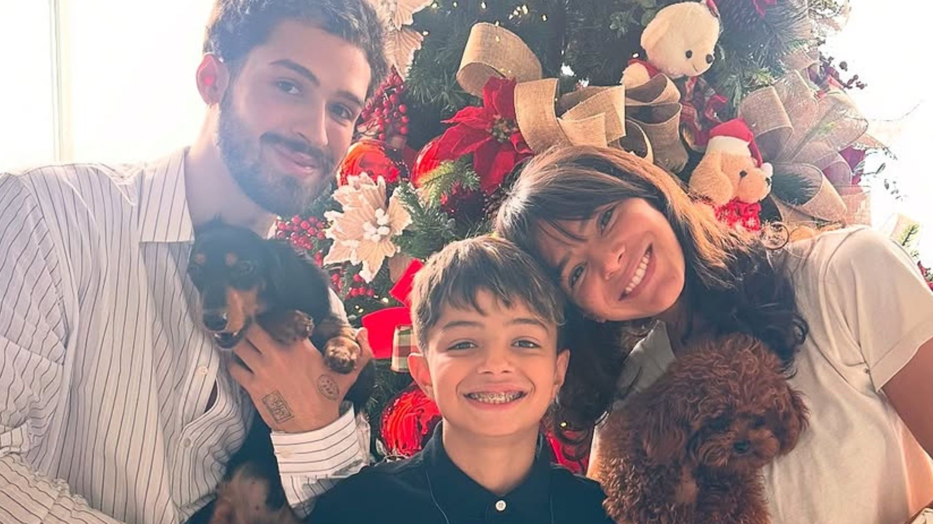 Bruna Marquezine surge com a família de João Guilherme em data especial