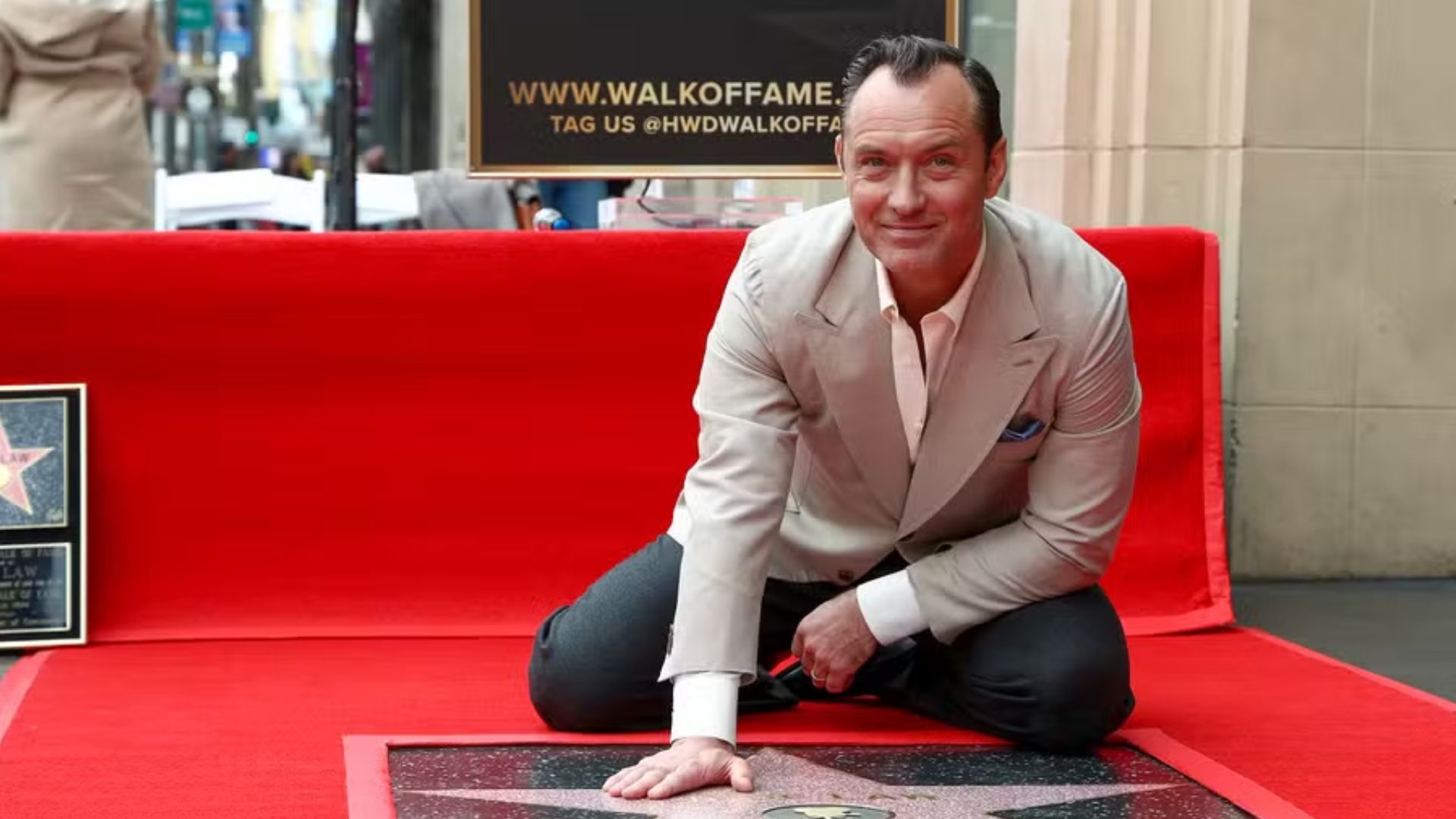 Jude Law surge com esposa e os filhos ao receber estrela na Calçada da Fama