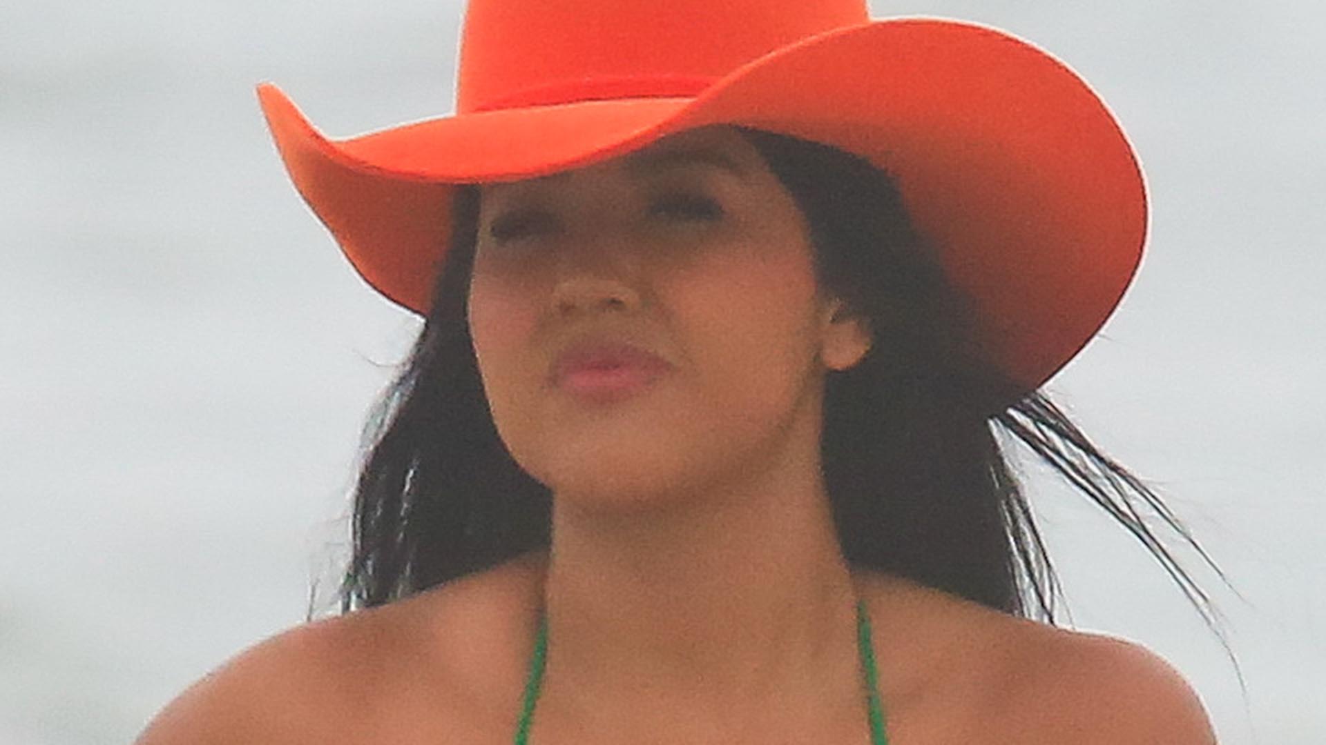 Sertaneja Juliana Monteiro exibe o bronzeado perfeito em dia na praia