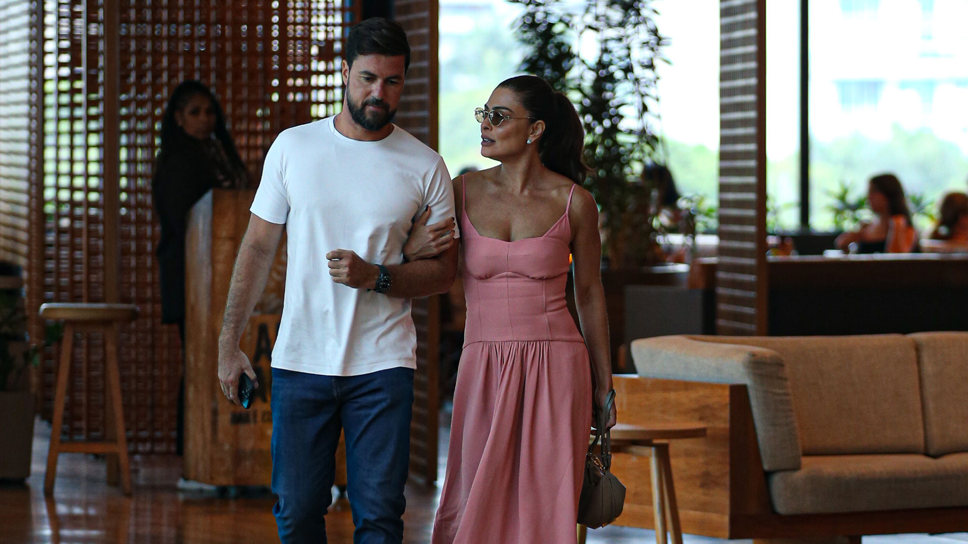 Juliana Paes troca beijos com o marido durante passeio
