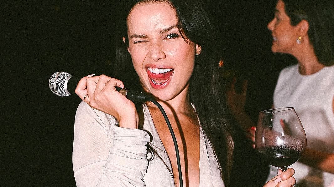 Juliette usa vestido com decote ousado em jantar de aniversário; saiba valor