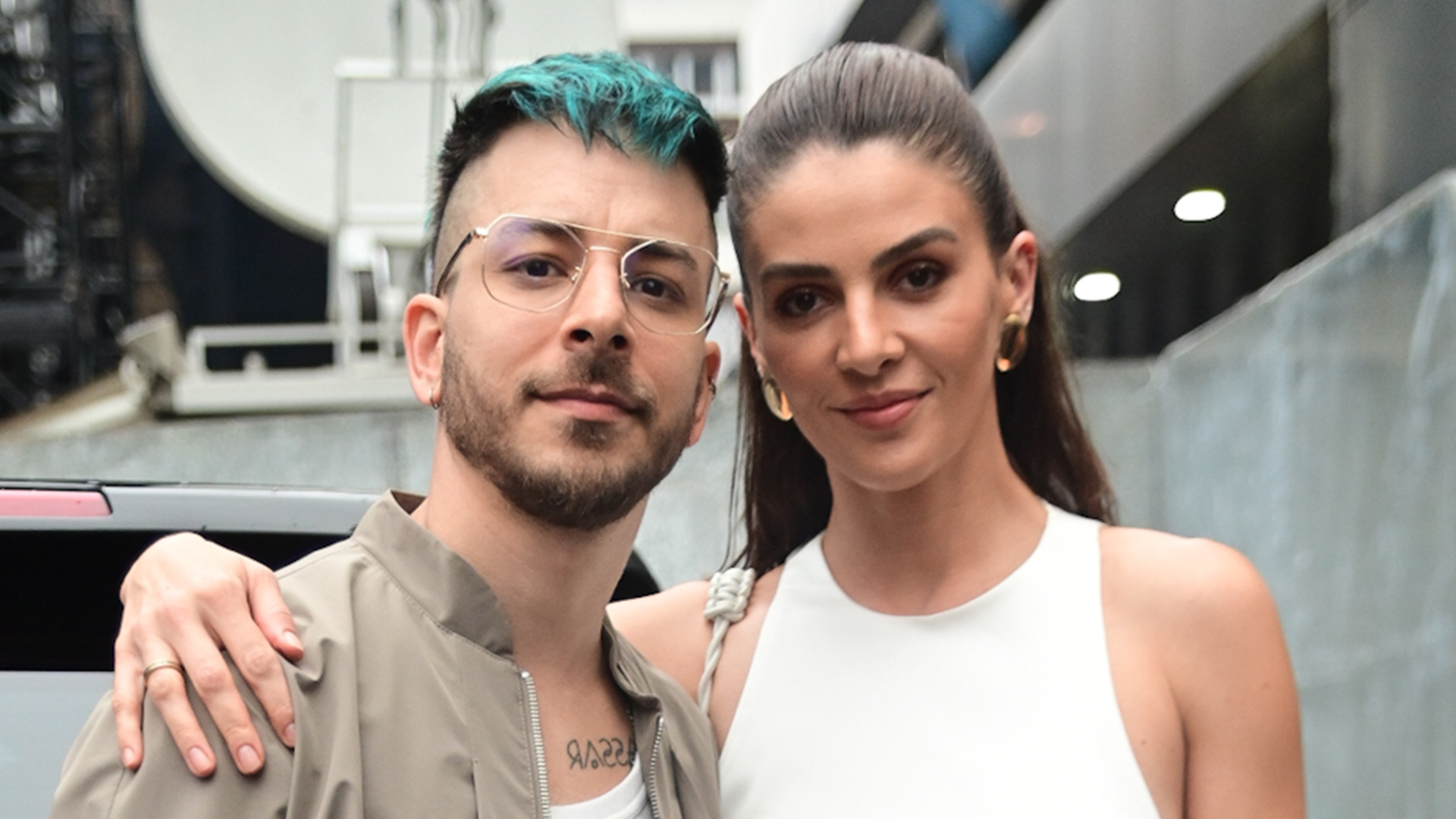 Junior recebe o carinho da esposa em show no réveillon de SP