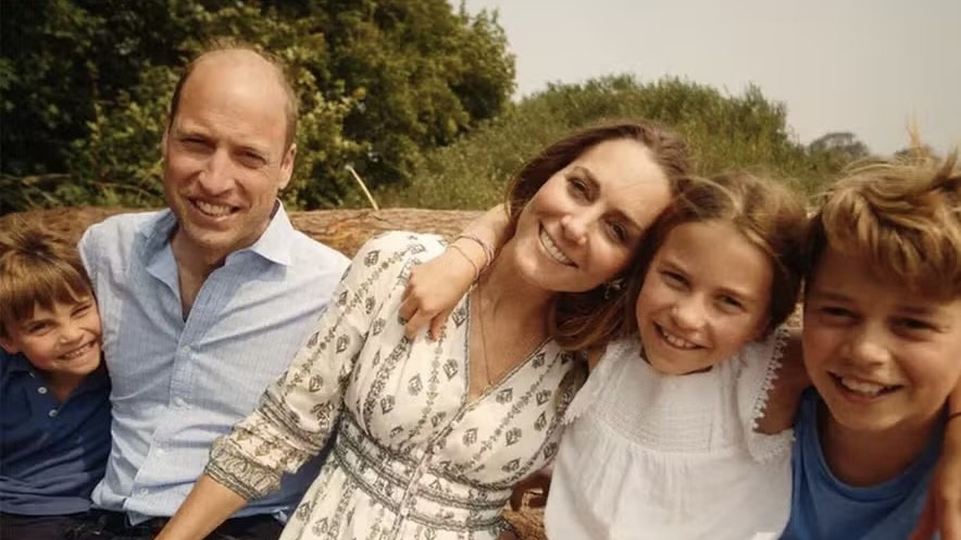 Kate Middleton revela cartão de Natal, e careta de Louis rouba a cena na web