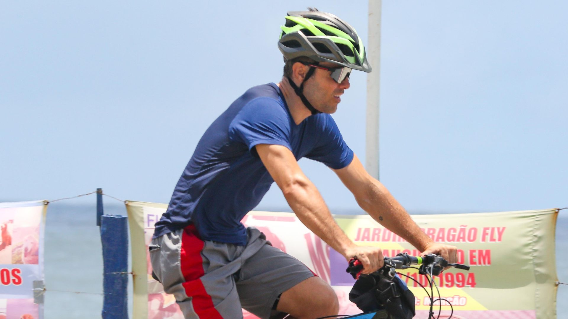 Após recuperação de acidente grave, Kayky Brito é clicado andando de bicicleta no RJ
