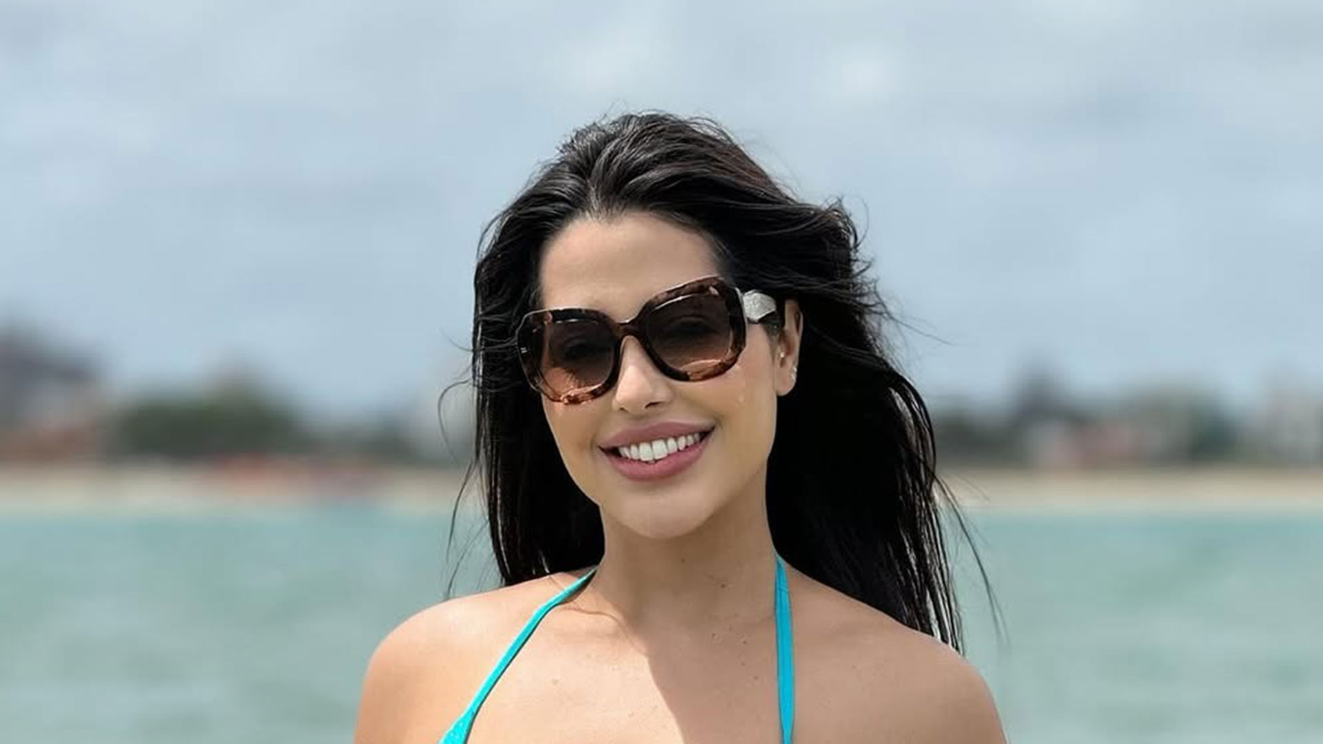Laís Caldas resgata fotos de biquíni e revela planos para Ano Novo