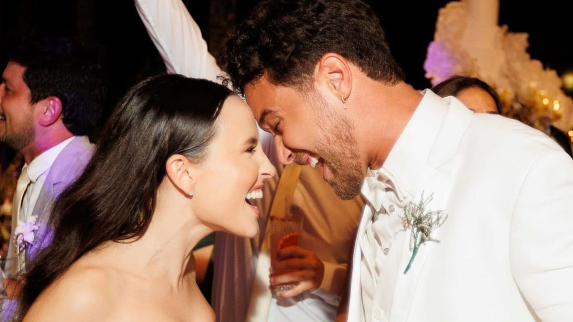 Apaixonada, Larissa Manoela exibe novas fotos do casamento com André Luiz: “Momento único”