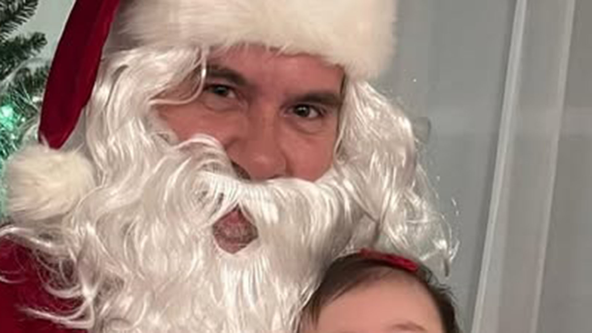 Leandro Hassum mostra o rosto da neta pela primeira vez