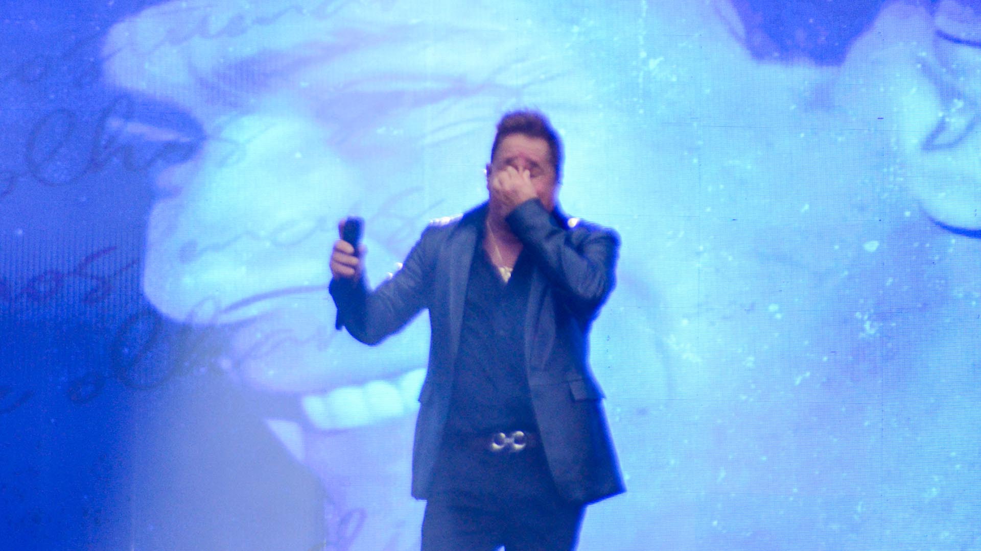Leonardo chora com homenagem para Leandro em show