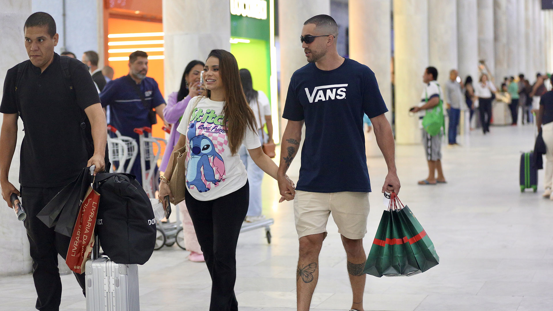 Ricardo Vianna faz questão de buscar a noiva Lexa no aeroporto