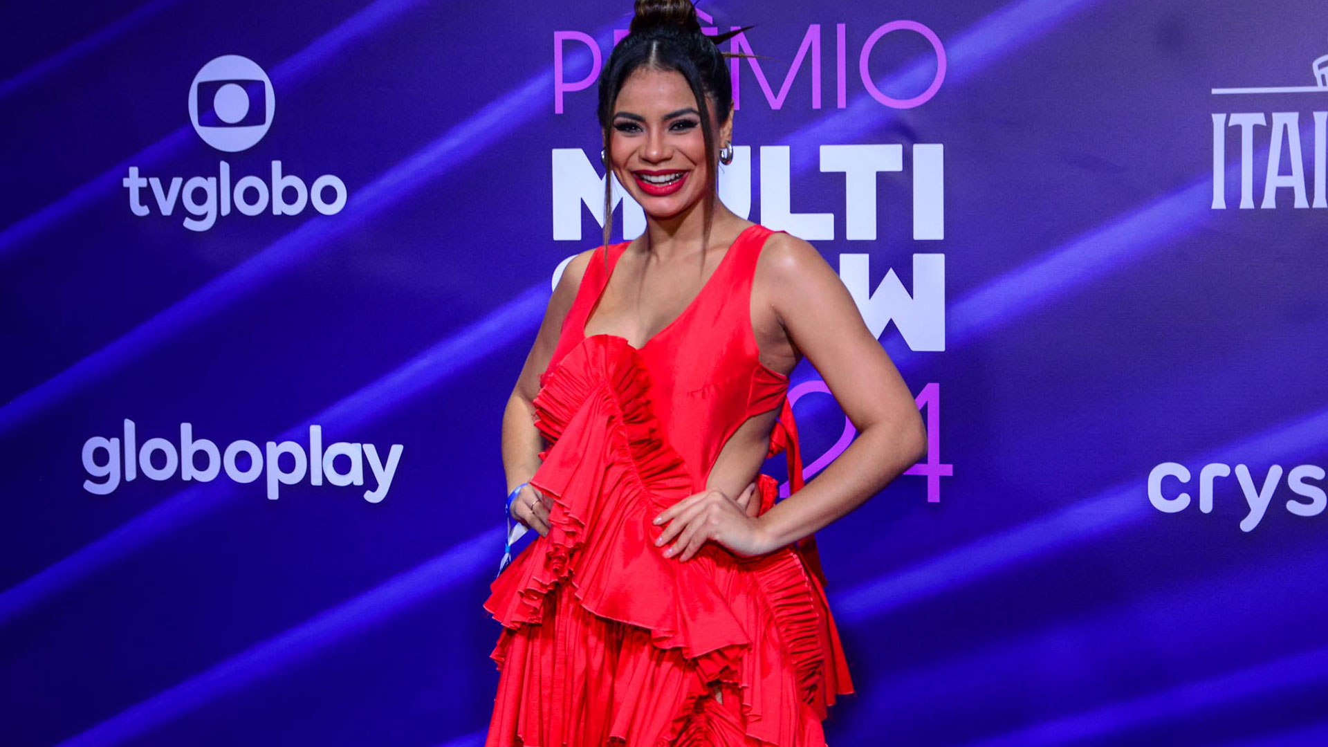 Grávida, Lexa escolhe look fashion para premiação