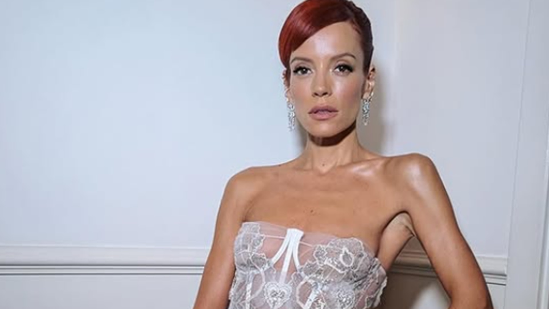 Lily Allen diz que se alimentar se tornou um problema: ‘Não estou comendo’