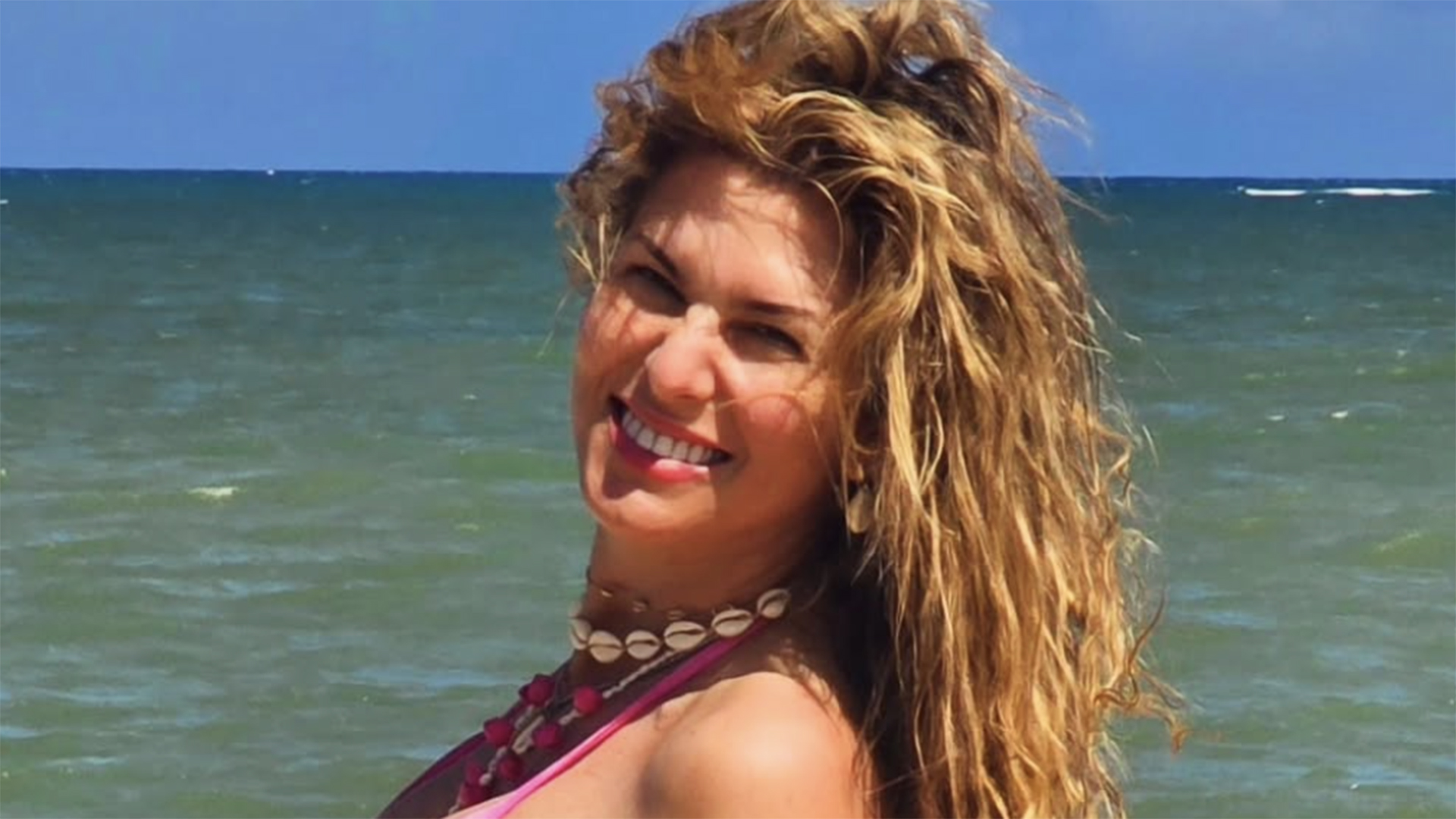 Lívia Andrade ostenta a barriga seca em dia na praia