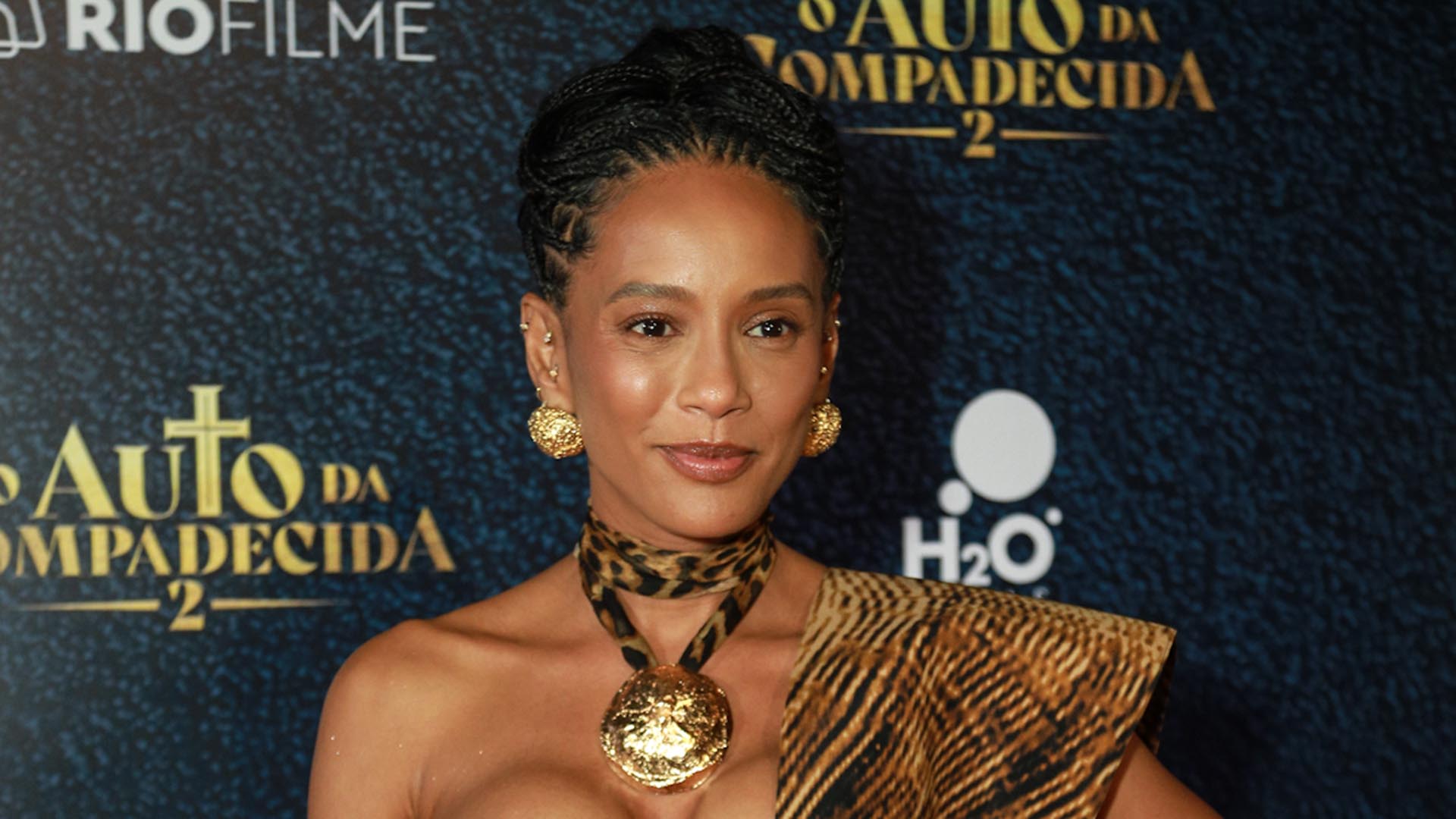 Taís Araujo surge com look poderoso em noite especial no cinema