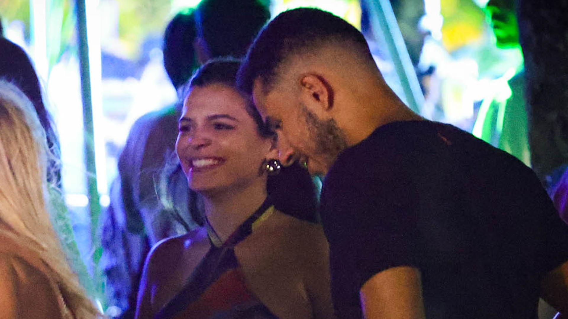 Irmã de Bruna Marquezine é flagrada em clima de romance durante noitada