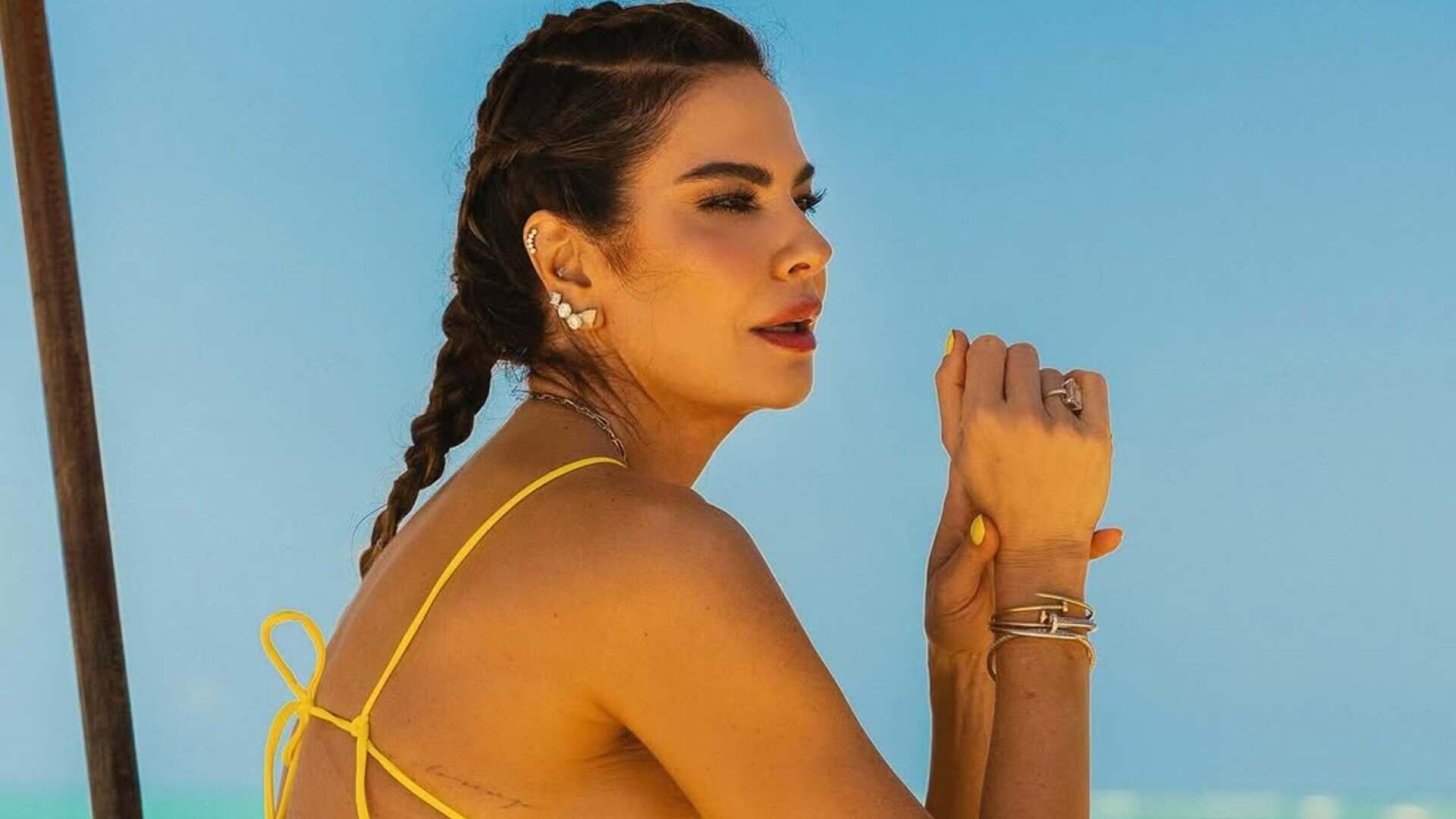 Luciana Gimenez revela curvas tatuadas e muito torneadas na praia; veja