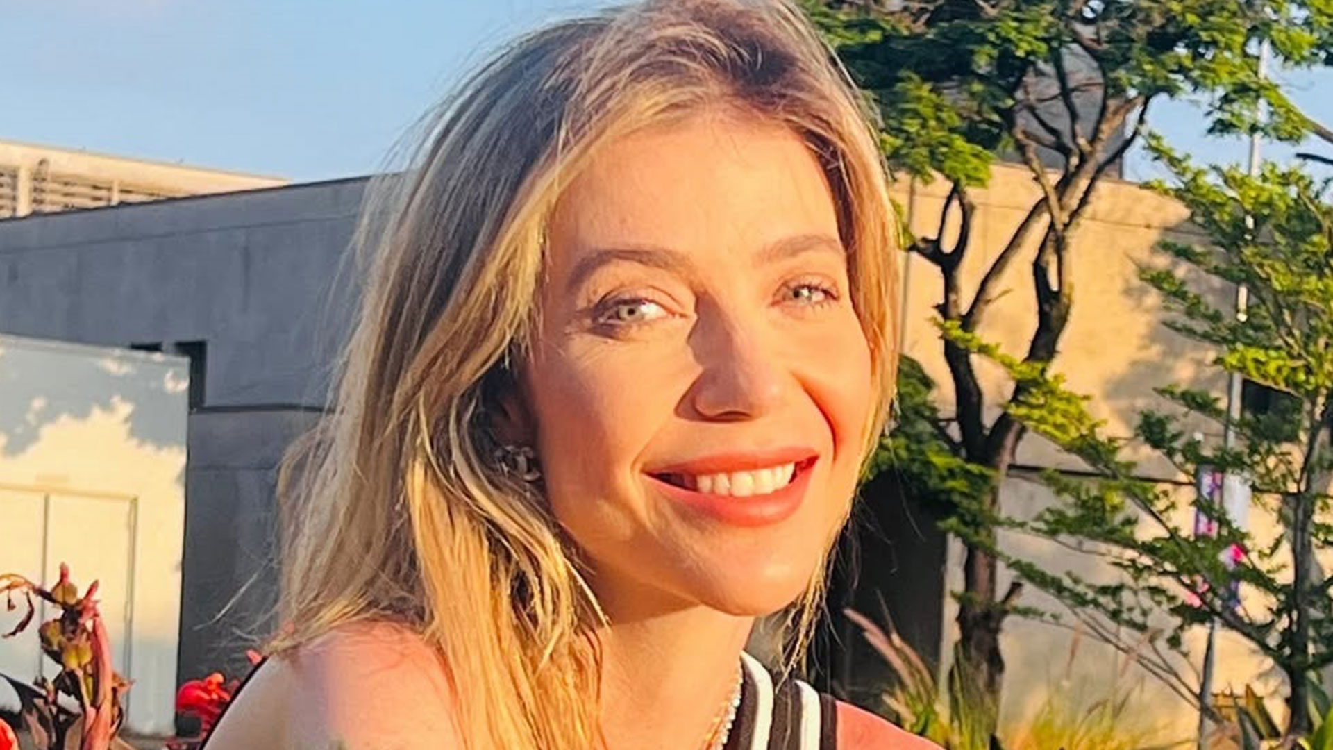 Luiza Possi posa de biquíni nas redes sociais e recebe elogios