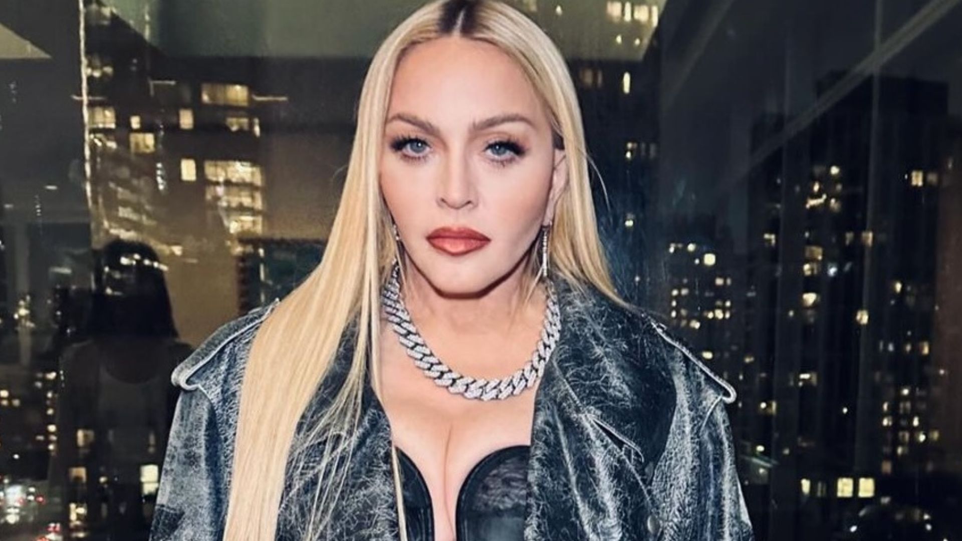 Madonna exibe foto rara com os 6 filhos e o pai