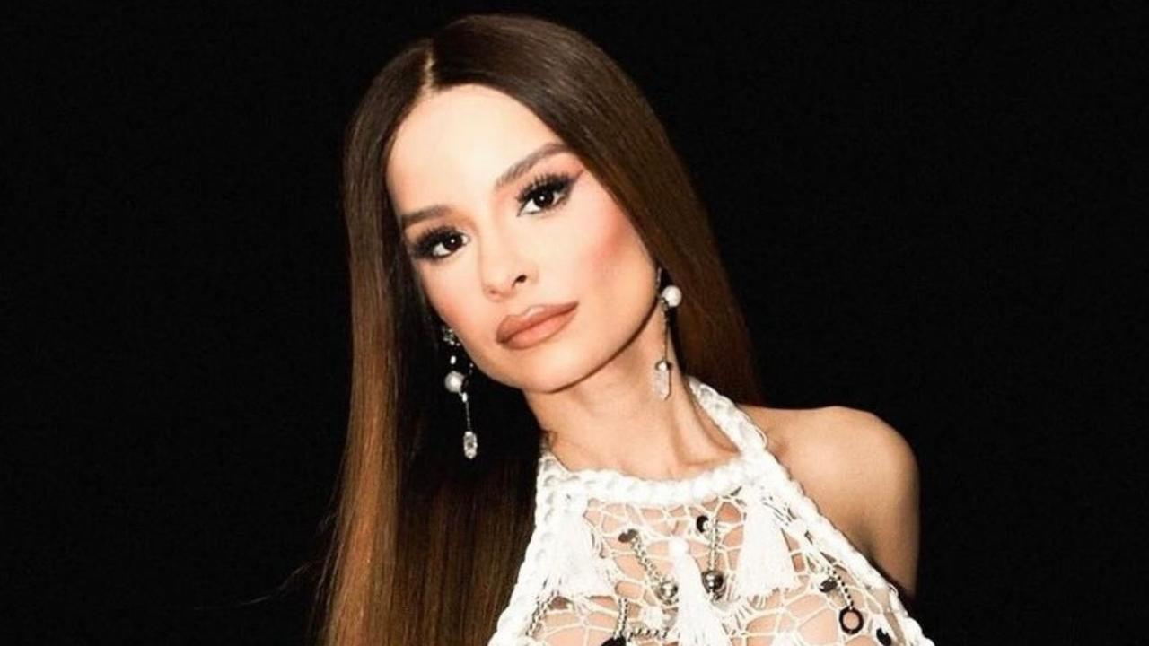 Maiara esbanja elegância ao posar com vestido transparente