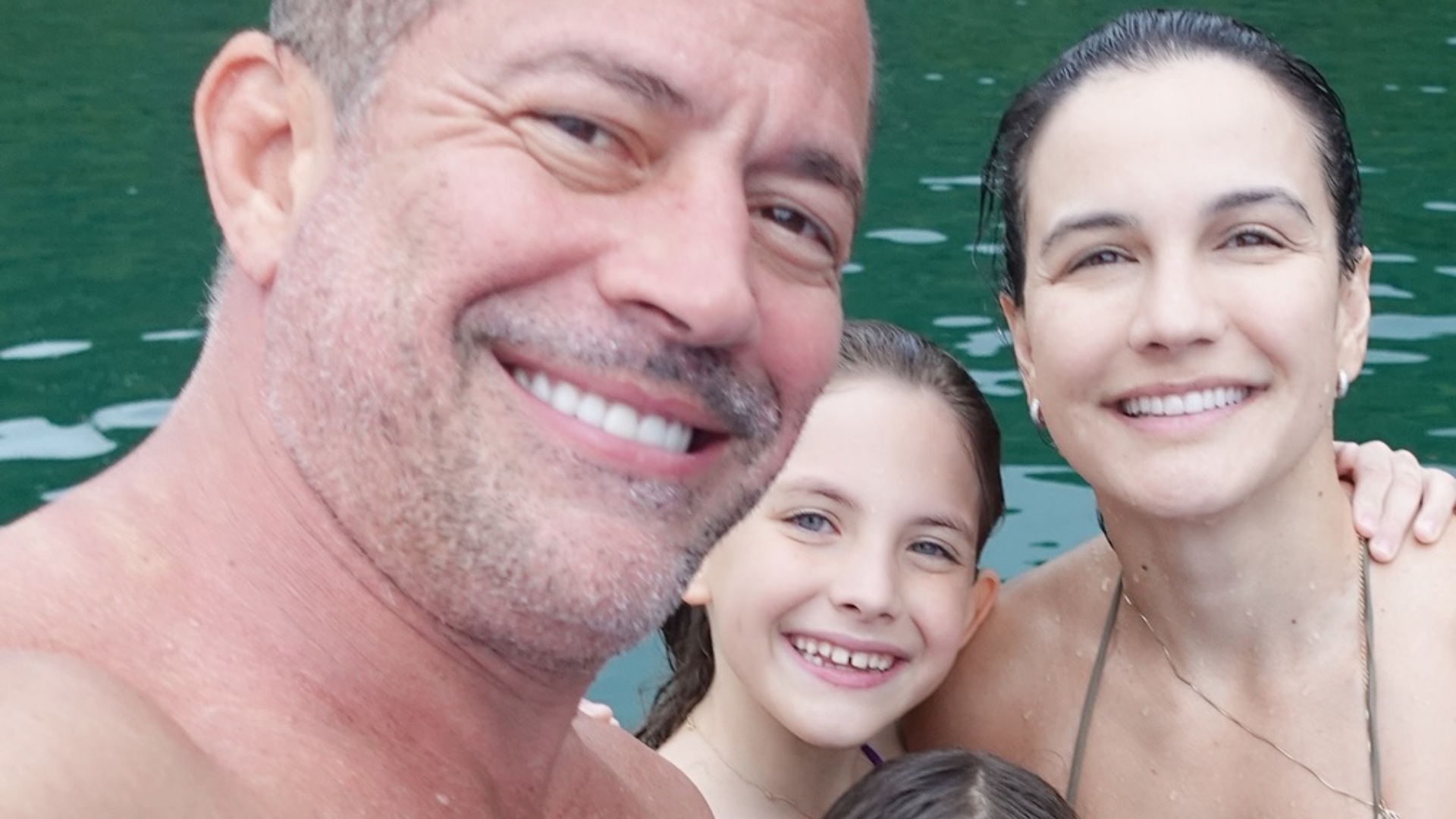Malvino Salvador curte passeio de lancha com a mulher e os filhos
