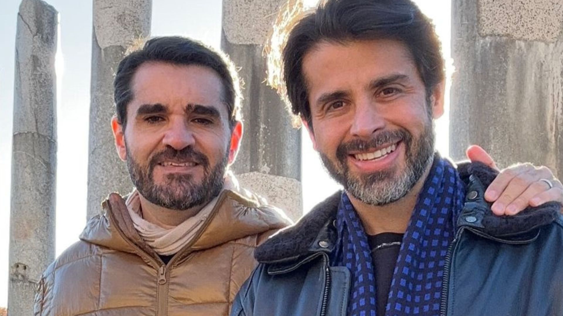 Em lua de mel na Itália, Marcelo Cosme e o marido presenteiam Papa Francisco