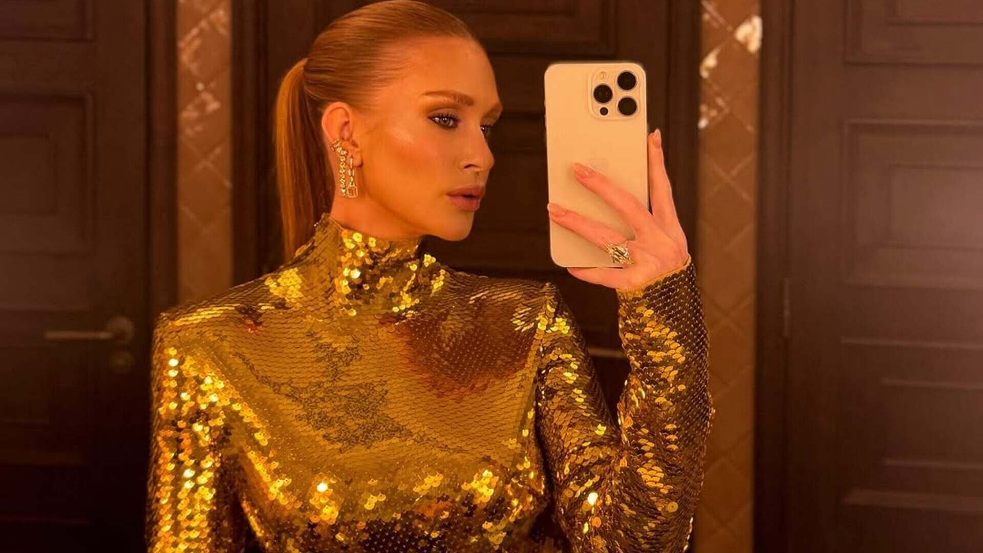 Marina Ruy Barbosa impressiona com look dourado para jantar de Natal
