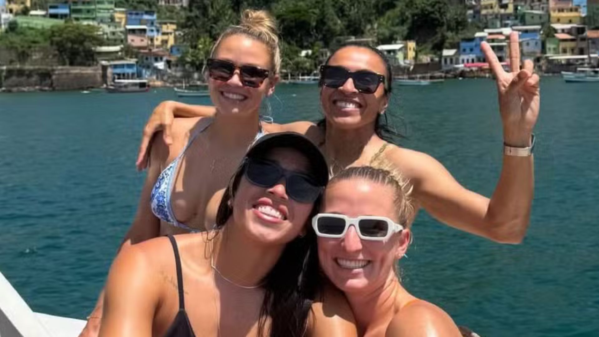 Marta Silva curte passeio de barco com a noiva em Salvador