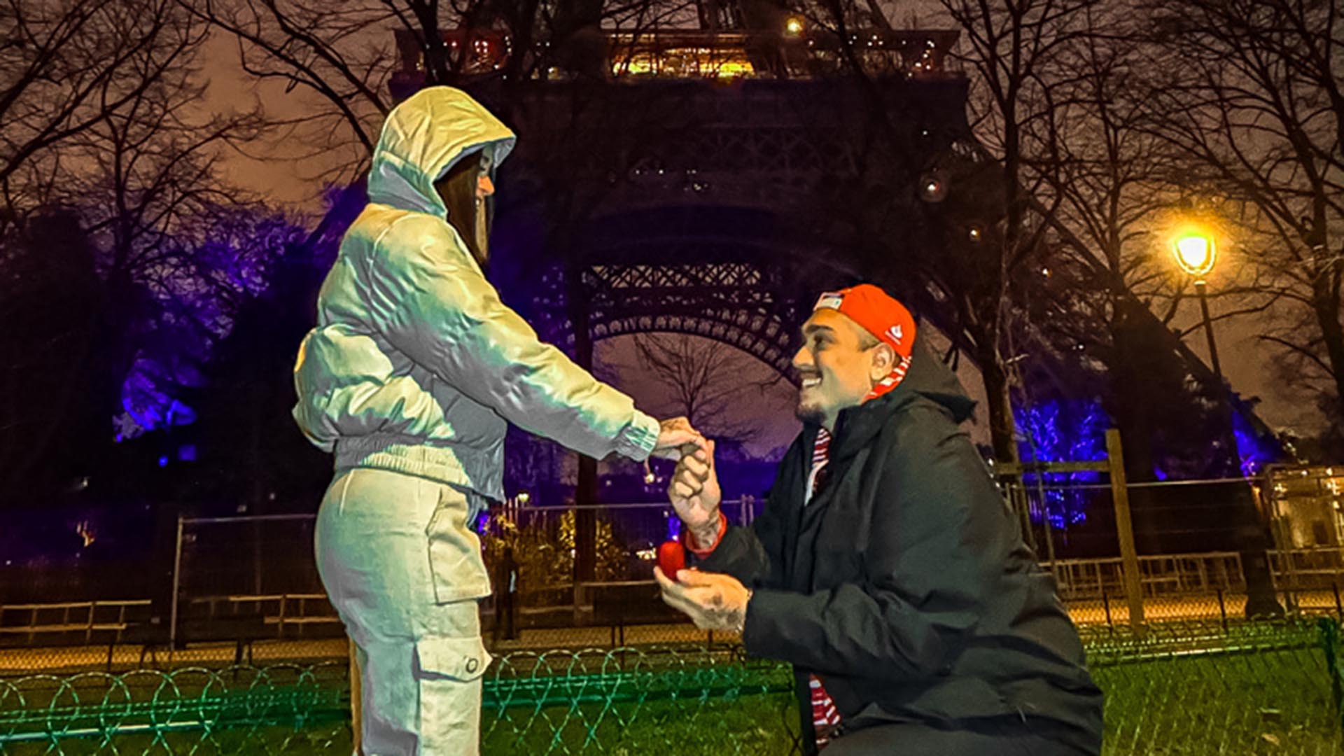 MC Binn pede a namorada em noivado na Torre Eiffel, em Paris