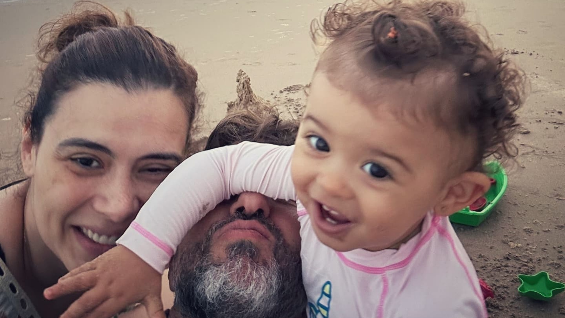 Michelle Loreto mostra a filha se divertindo na praia: ‘Se esbaldou’