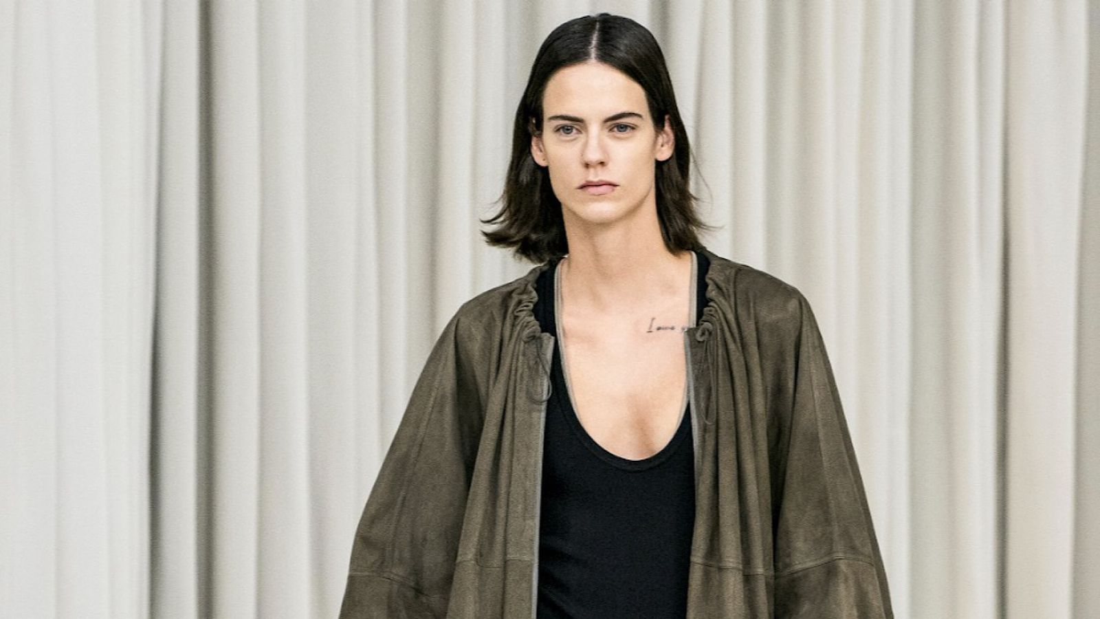 Designer britânico une a delicadeza do universo do balé ao dinamismo em nova coleção