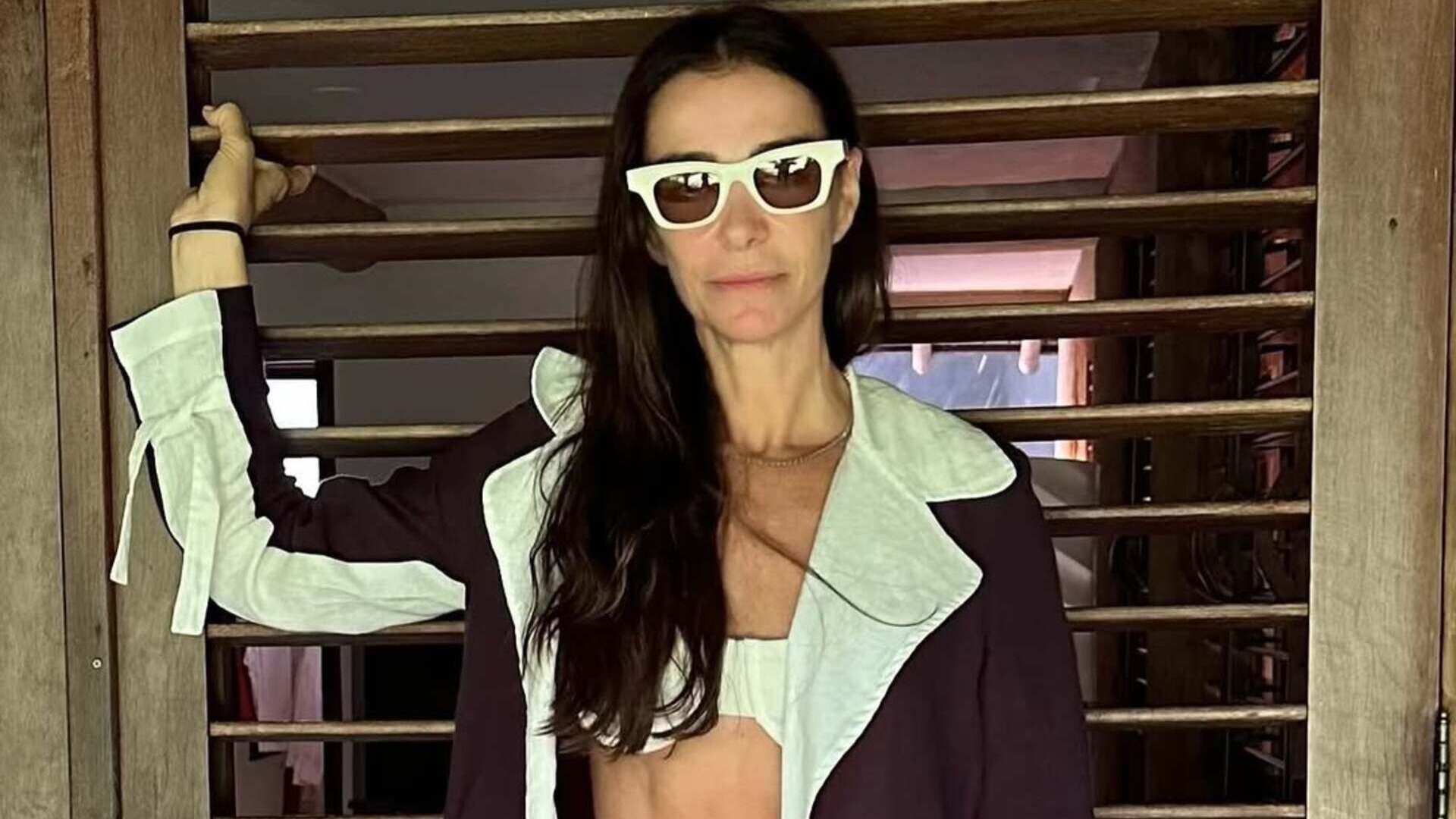 Mônica Martelli chama a atenção com look de praia muito estiloso