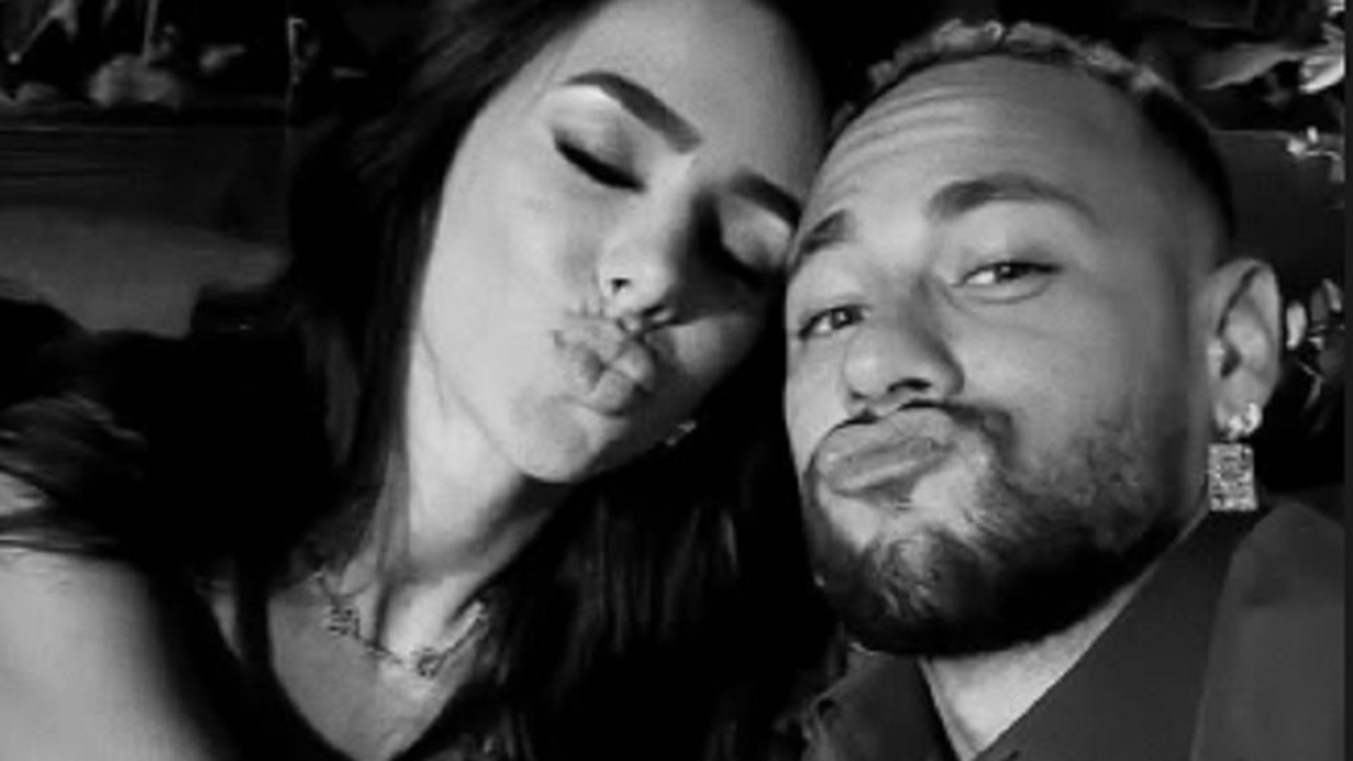 Neymar posa com Bruna Biancardi e se declara: ‘Te amo’