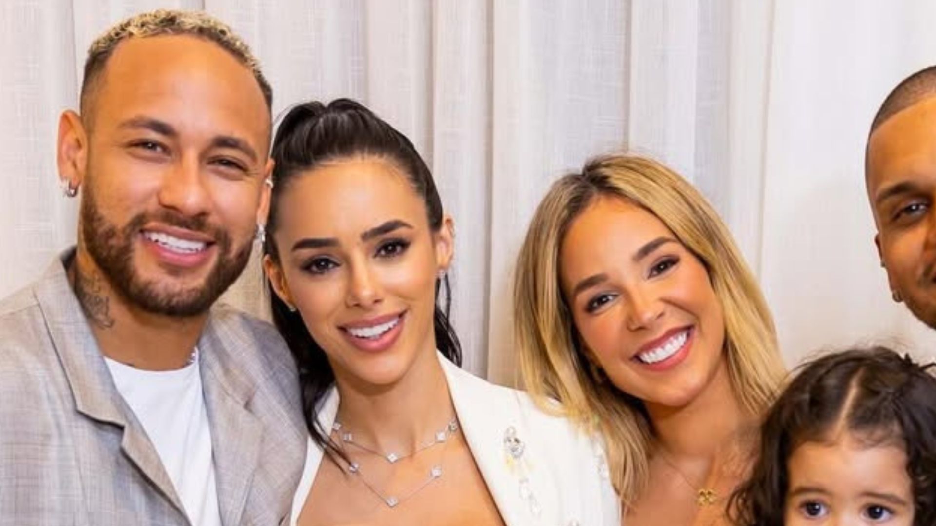 Neymar Jr abre álbum de fotos especial de batizado da afilhada
