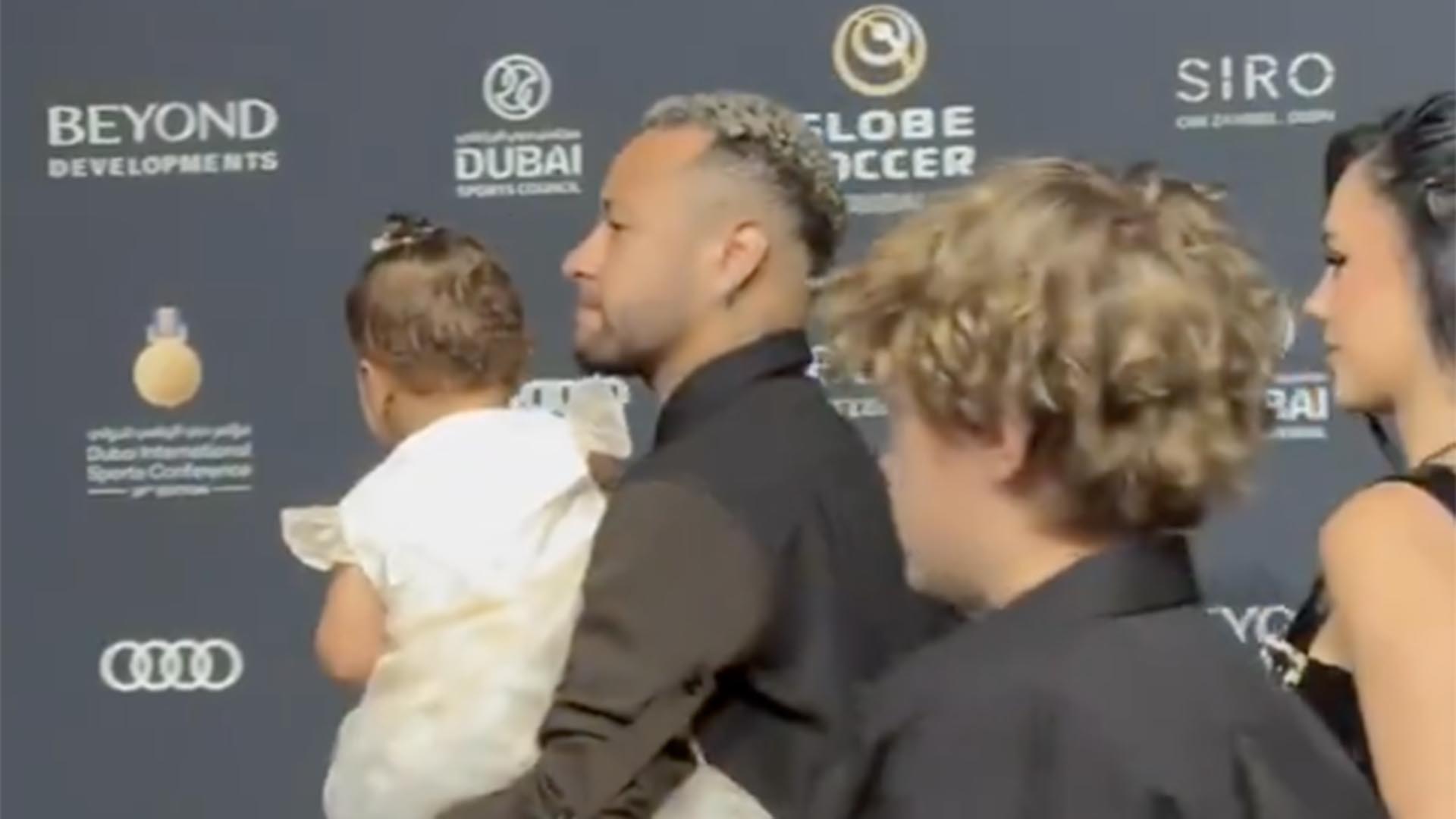 Neymar Jr leva a namorada grávida e 2 filhos a um prêmio internacional