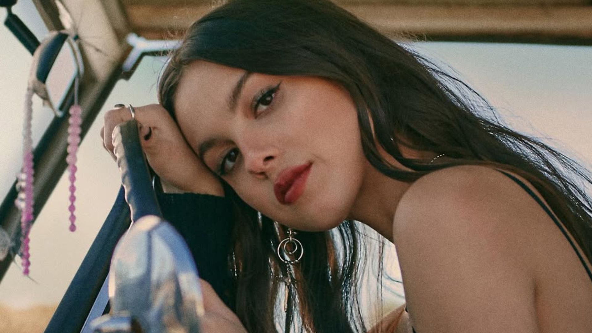 Aos 23 anos, cantora já soma US$ 5 milhões e cifra milionária surpreende