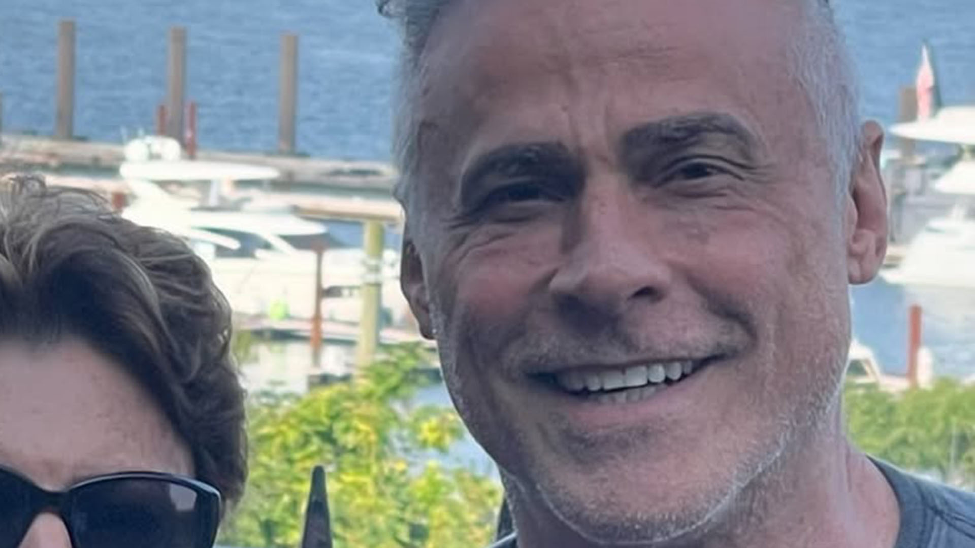 Oscar Magrini celebra os 35 anos de casamento com atriz. Saiba quem é