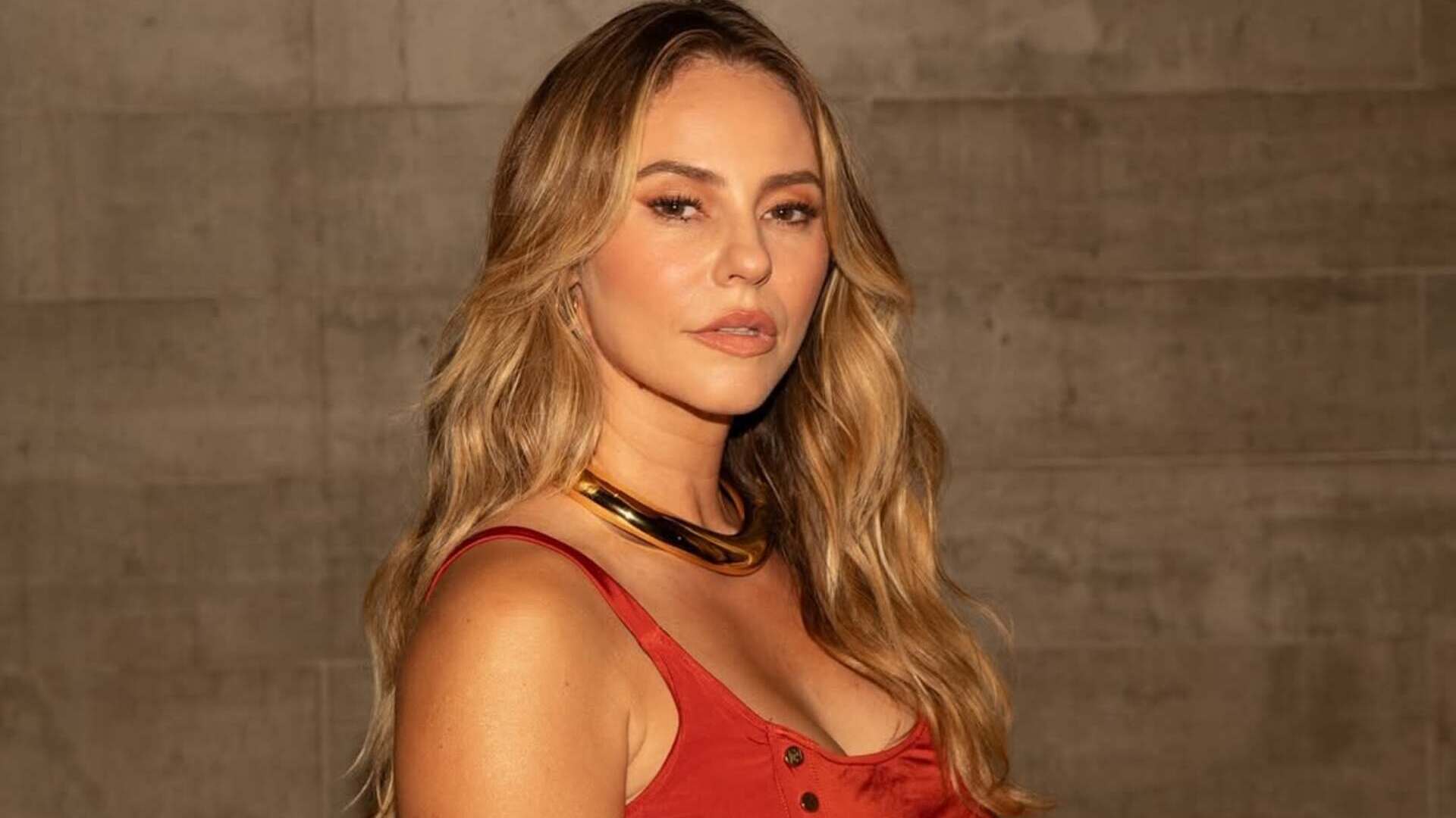 Paolla Oliveira revela corpaço escultural em vestidinho vermelho; veja
