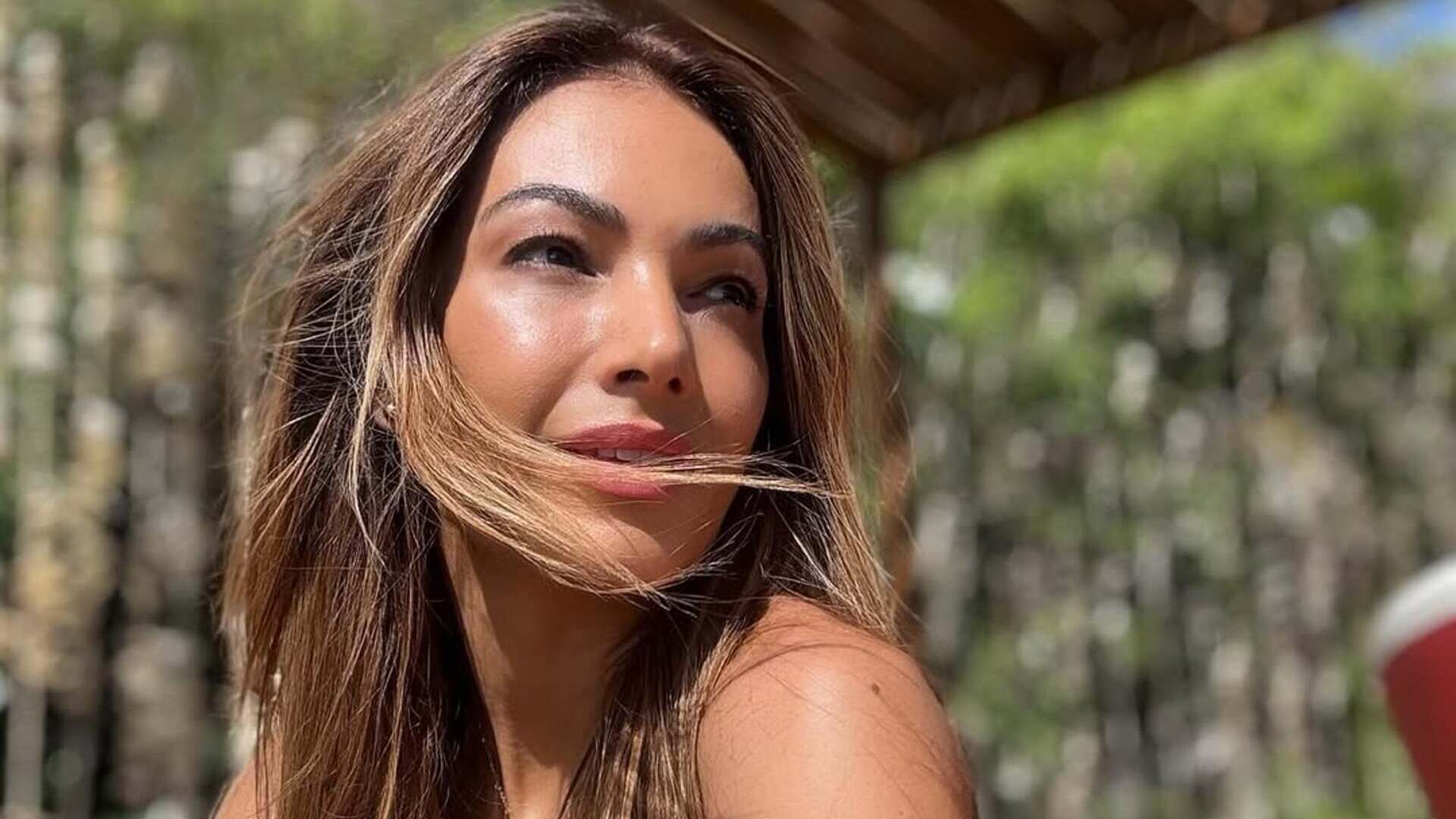 Patrícia Poeta dá show de beleza ao renovar o bronzeado em viagem de férias