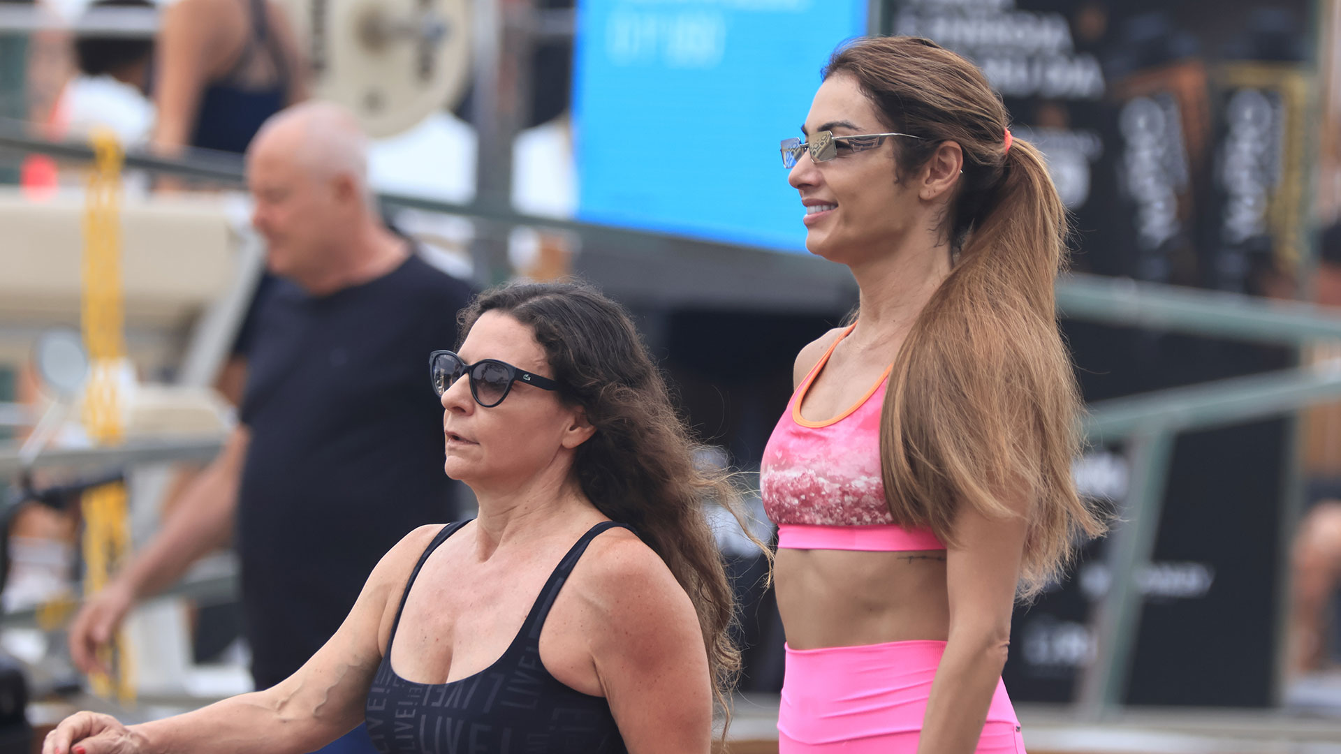 Patrícia Poeta exibe boa forma com look todo rosa