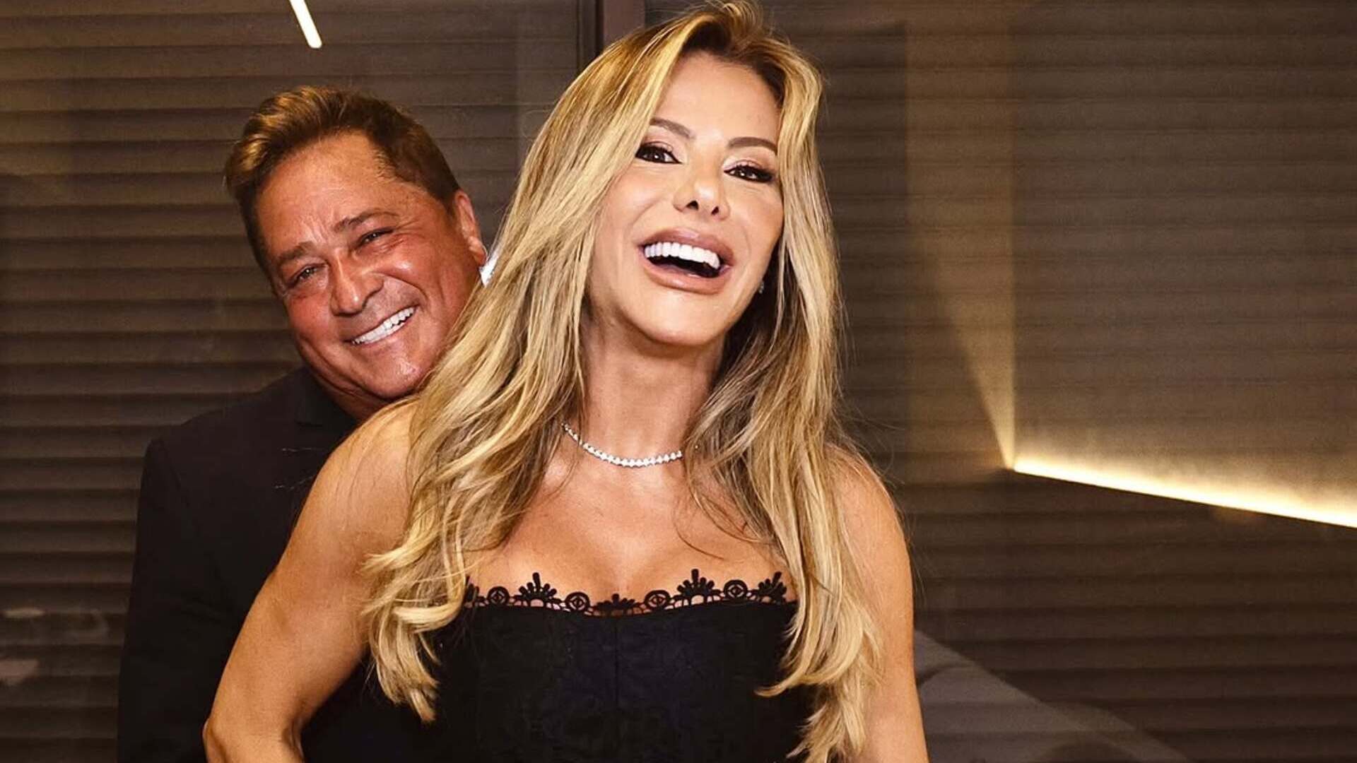 Poliana Rocha exibe cinturinha em fotos com Leonardo em show