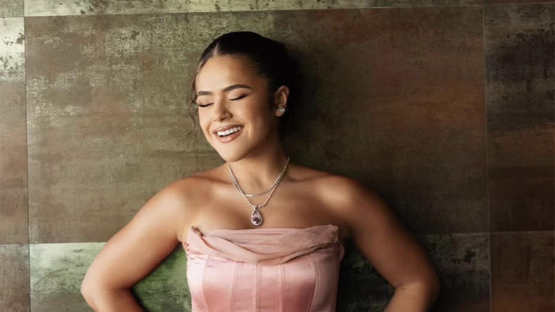 Maisa Silva usa look rosa para ser madrinha de Larissa Manoela. Veja as fotos