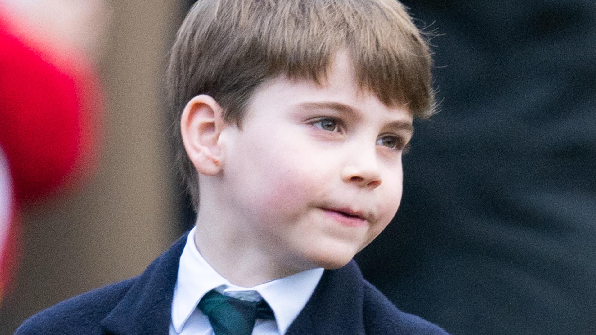 Príncipe Louis quebra regra rígida da família real britânica no dia de Natal