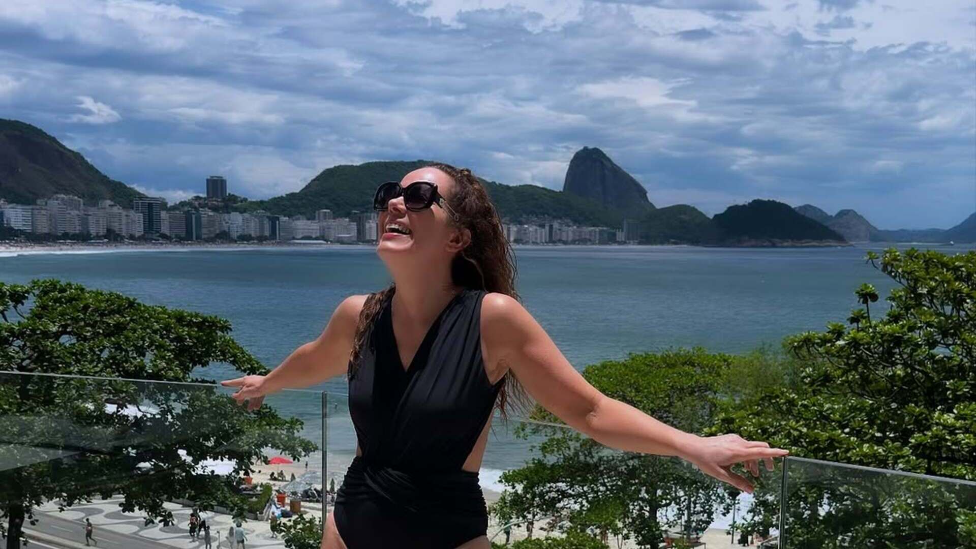 Regina Volpato renova o bronzeado de frente e de costas no Rio de Janeiro