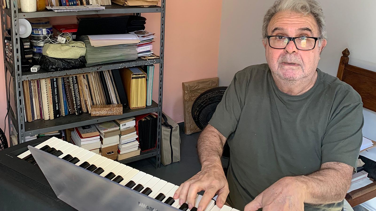 Músico do Retiro dos Artistas voltou ao Brasil após descobrir síndrome: ‘Página que virou’