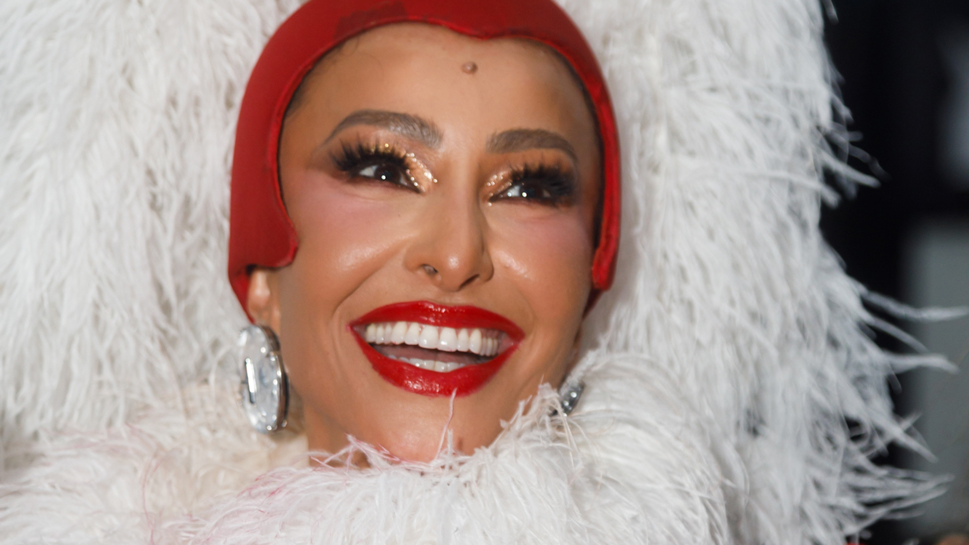 Sabrina Sato se joga no samba com look de Mamãe Noel
