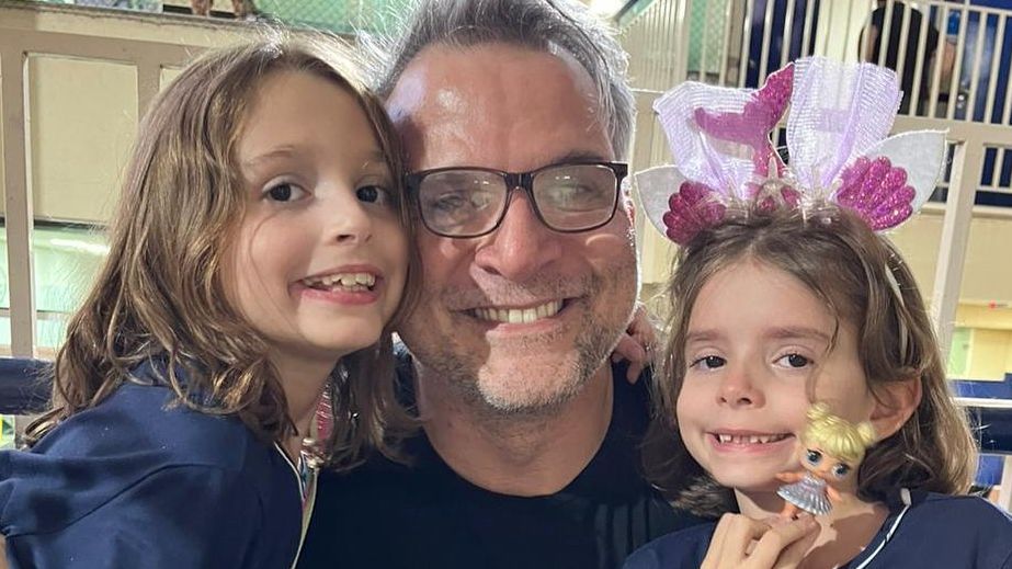 Saulo Vasconcelos diz que filhas o motivaram a revisitar personagem: ‘Tudo por elas’