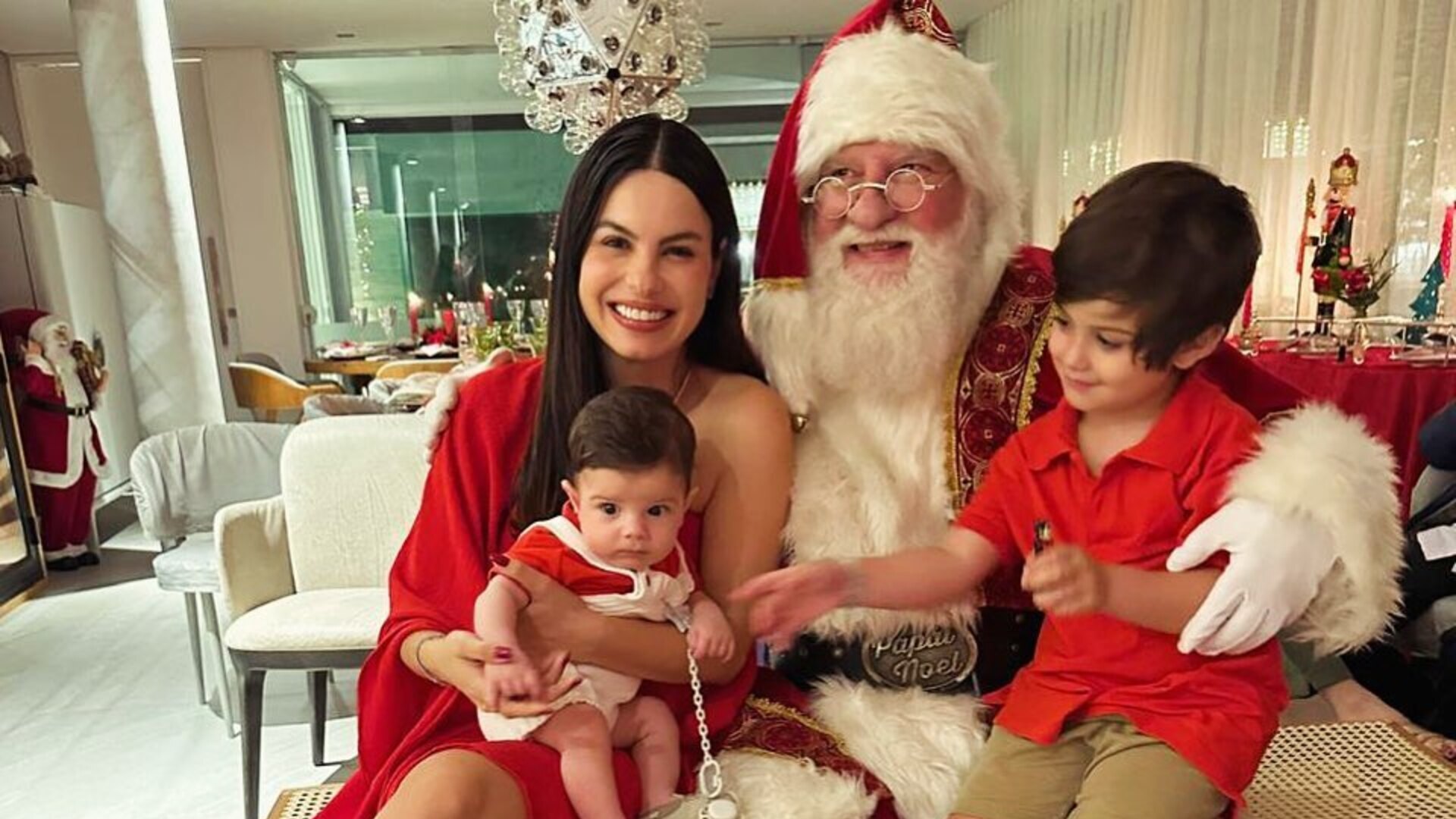 Sthefany Brito diverte ao mostrar reações dos filhos em fotos de Natal