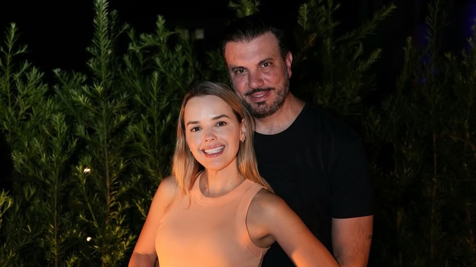 Thaeme celebra dez anos de casamento com Fábio Elias
